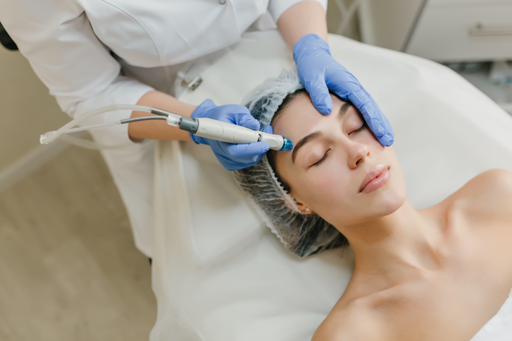 view-from-above-rejuvenation-of-beautiful-woman-enjoying-cosmetology-procedures-in-beauty-salon-der